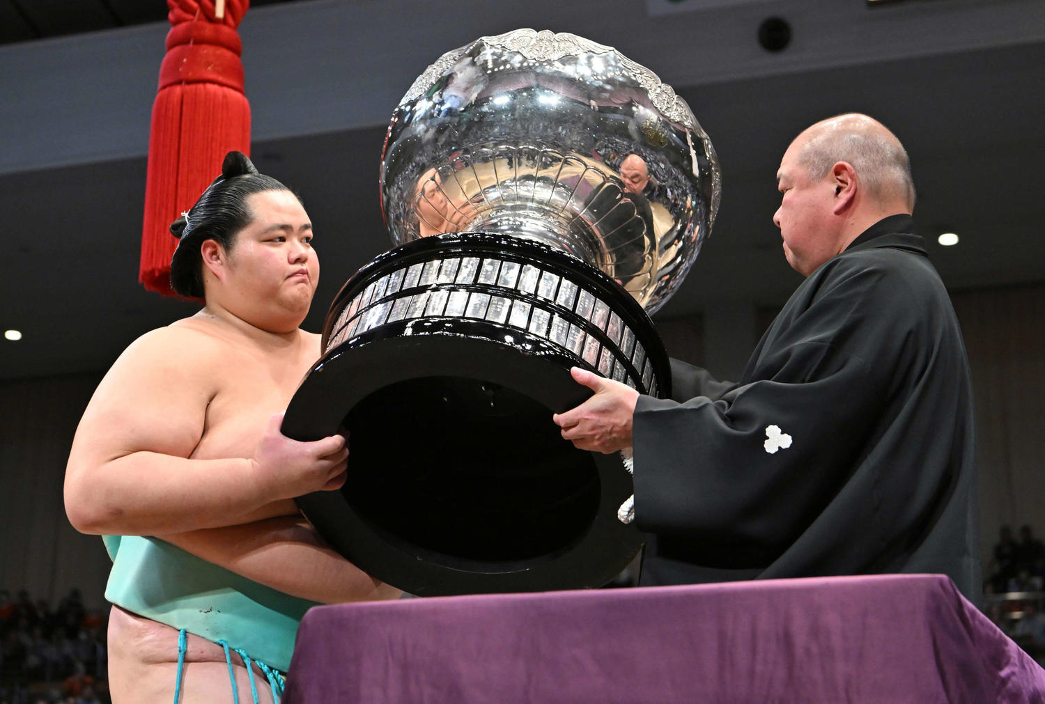 🏆首相不出场，竟让助理代颁奖？！