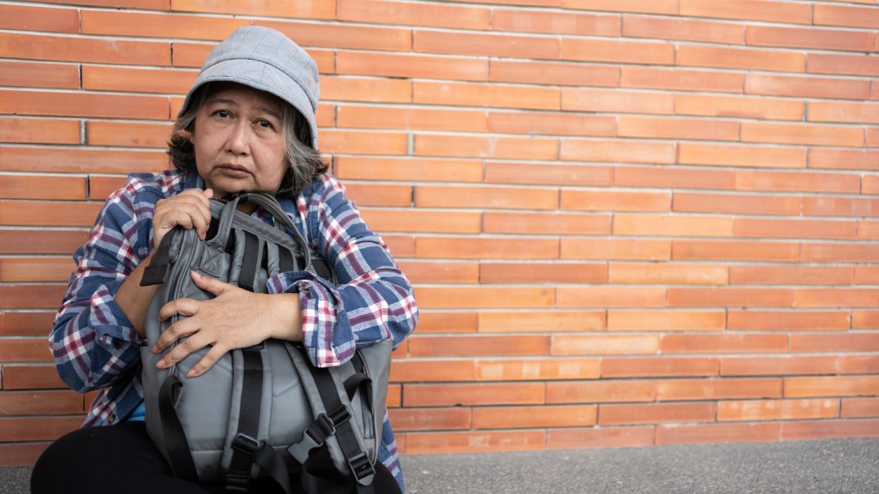 💔 终于自由，却被夺走一半养老金！65岁主妇的绝望人生。