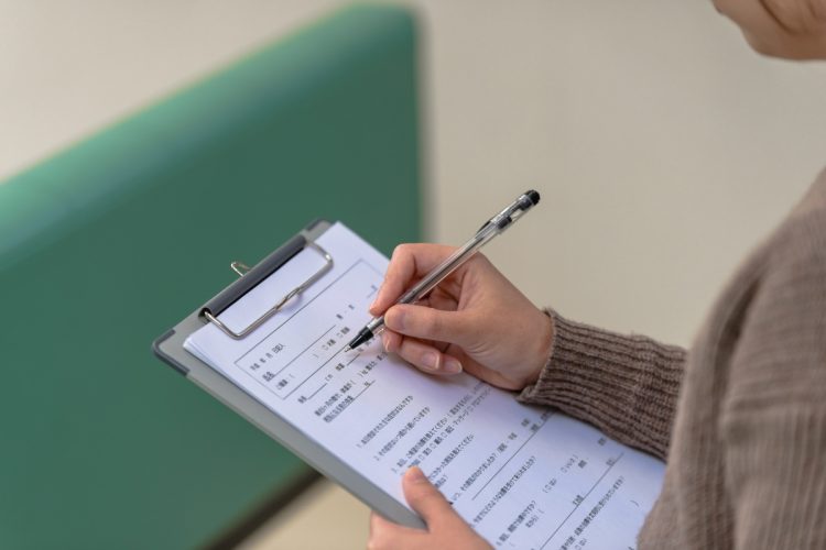 🏥💊 抢药风波：为啥外国人挤爆医院，真病人却难受？