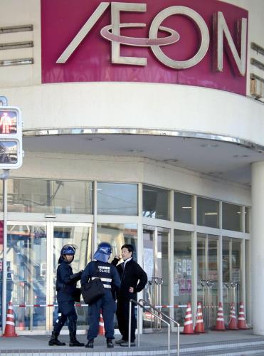 🐻😱商场惊魂！熊闯入，员工被困，终被制服！