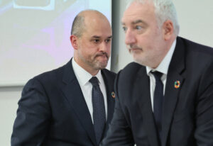 🚨日产巨亏22亿！卖楼救命，五年一落千丈！ 封面