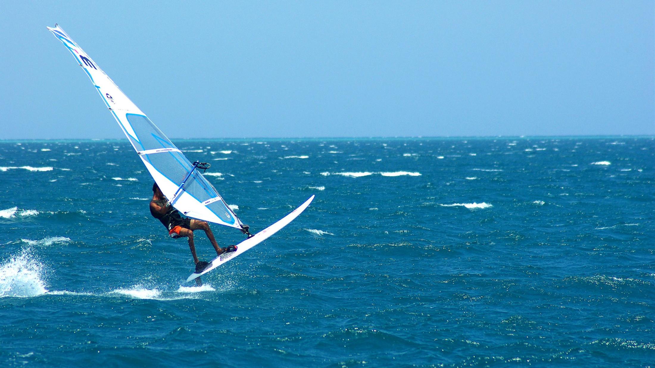 🌊7旬老翁风帆冲浪落水！游6小时，逆袭上岸，惊呆众人！