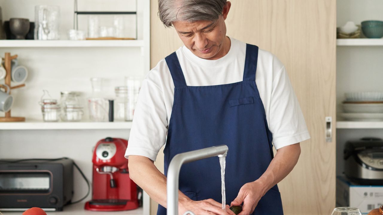 😭 60岁退休，当全职主夫…被老婆嫌弃，泪洒厨房！