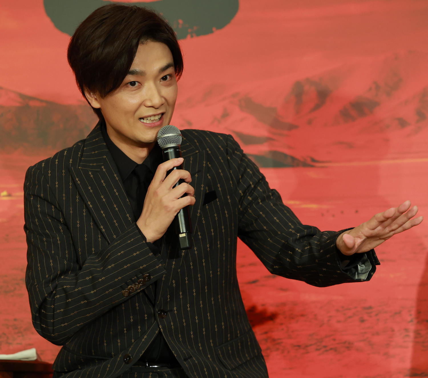 💥井上芳雄：背负巨重，演活“过去”，照亮“未来”！