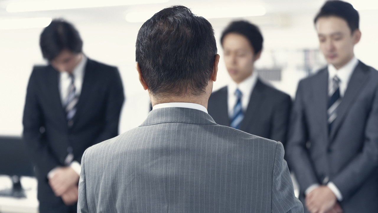 💥50岁老臣遭“内卷”：年薪200万，却成公司“累赘”？