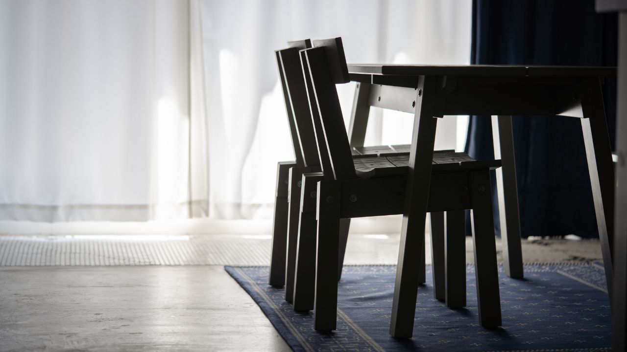 😱 60岁商社男崩溃！妻子递来“白信封”，噩梦降临！