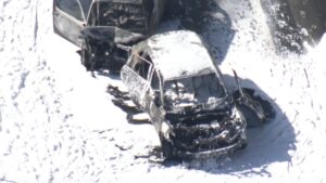 🔥高速连环撞！两车起火！小车猛撞堵车，太惊险！ 封面