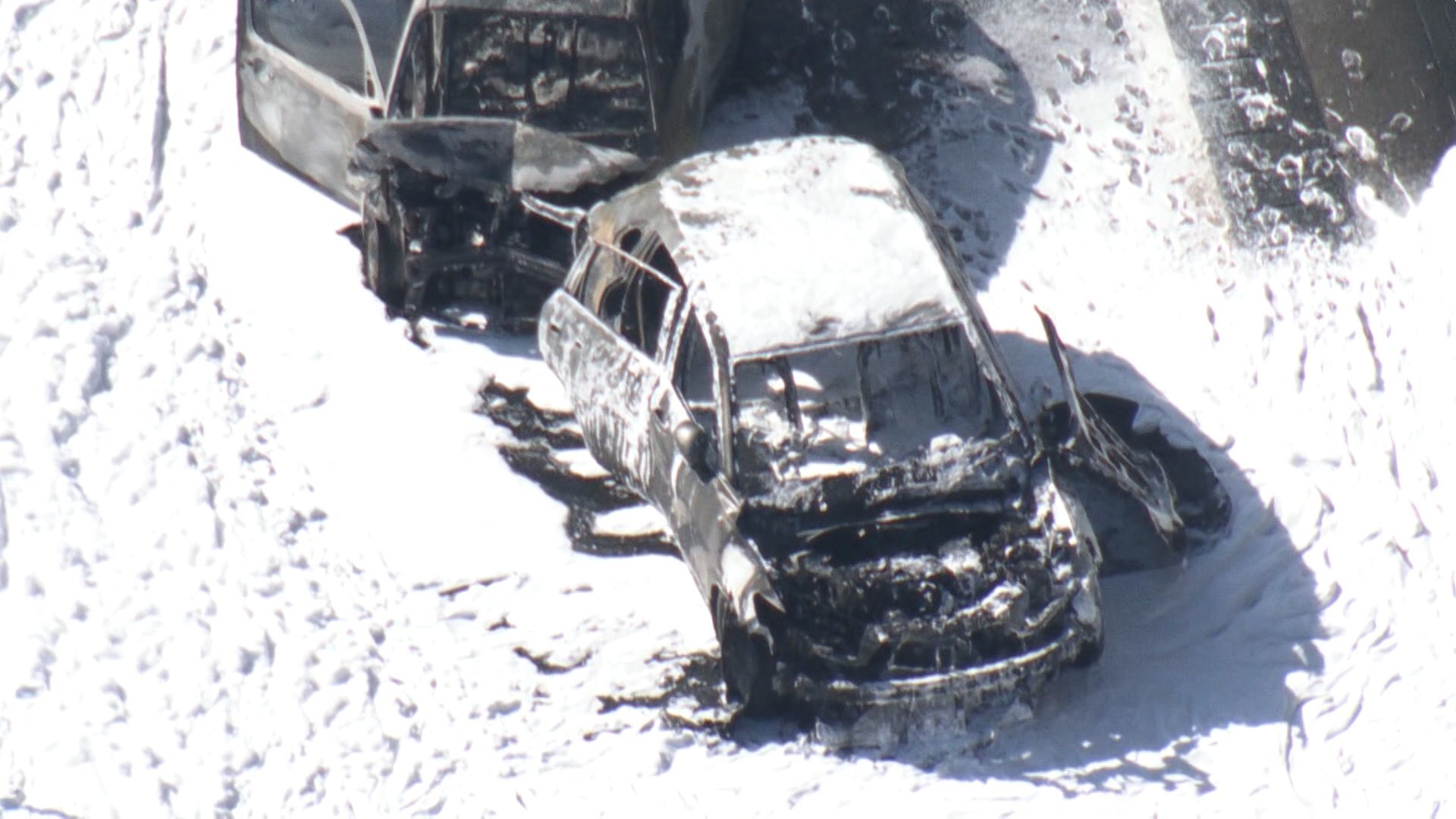 🔥高速连环撞！两车起火！小车猛撞堵车，太惊险！