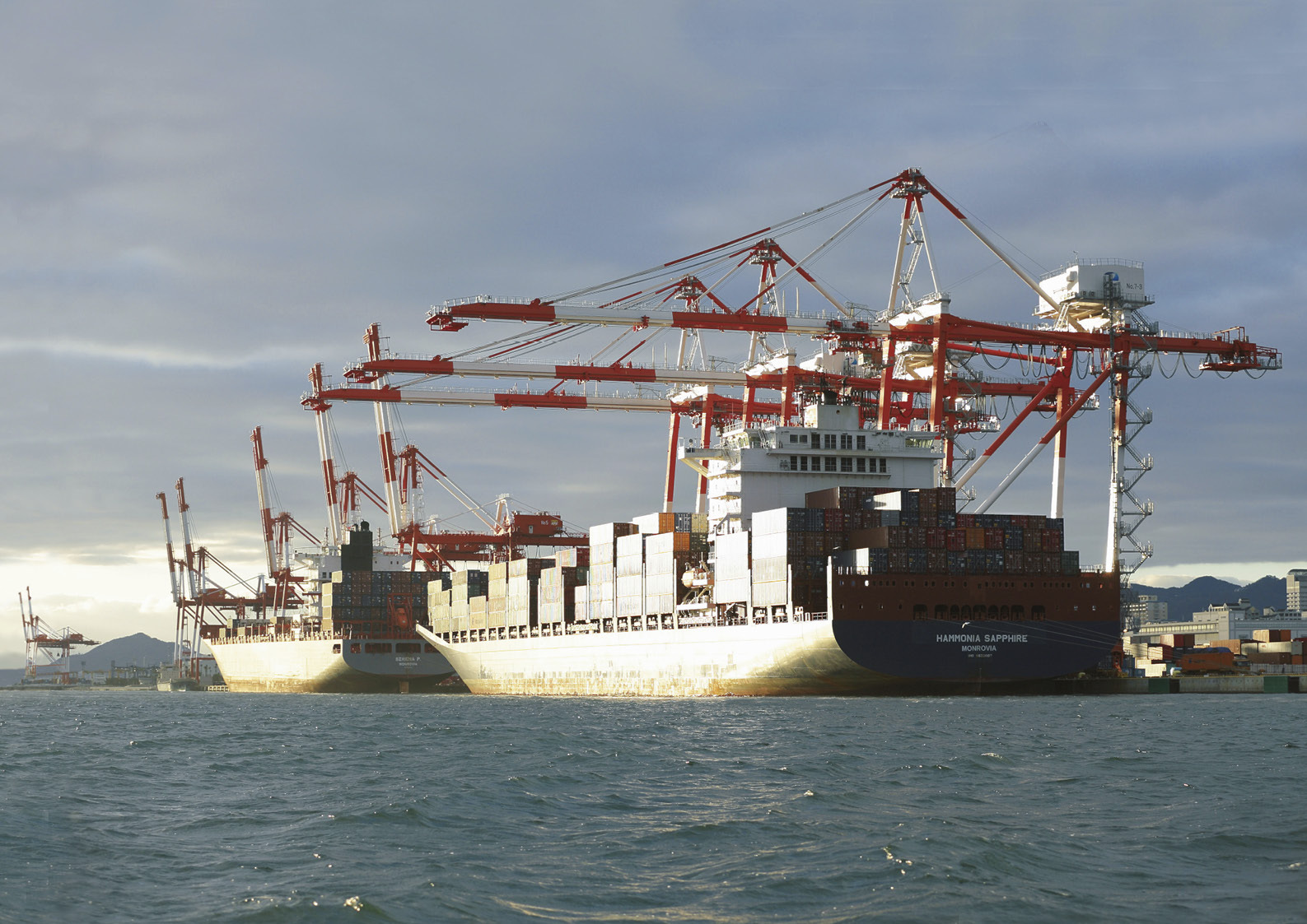 🚨走私豪车零件藏港口！9台“兰克鲁”被肢解！