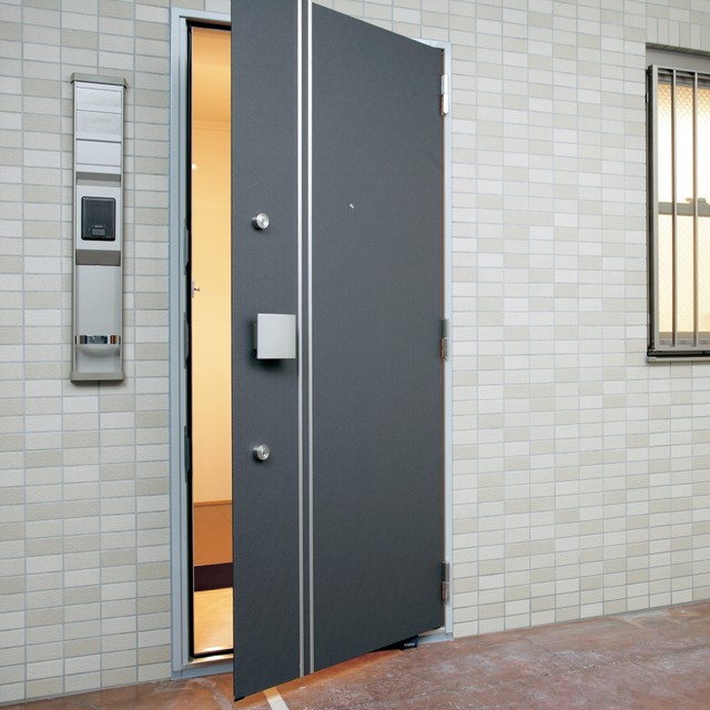 🏠回家后，室友房间空无一人…只剩一张床！😱