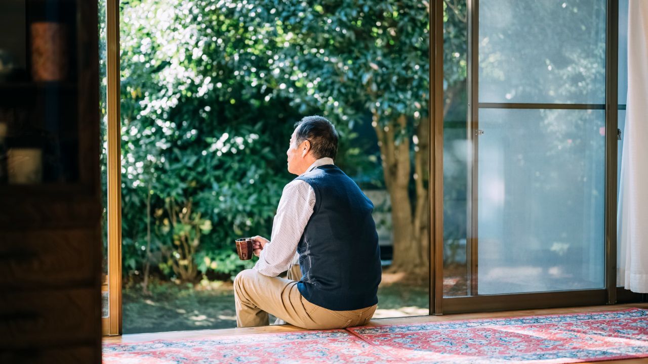 😔 退休后的理想 vs. 现实：72岁老人月22万，仍一周四天打工！