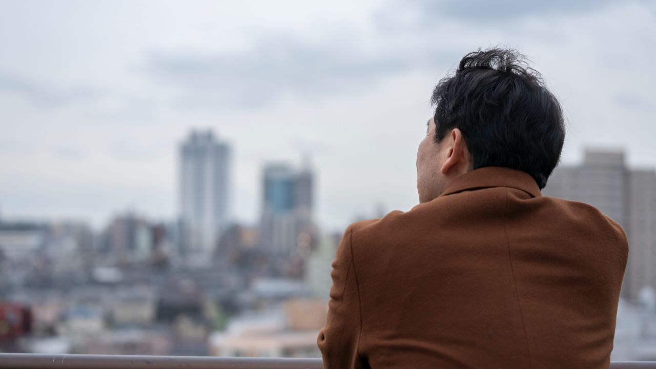 💔63岁失业老汉：2700万退金，换来妻子的冷眼！