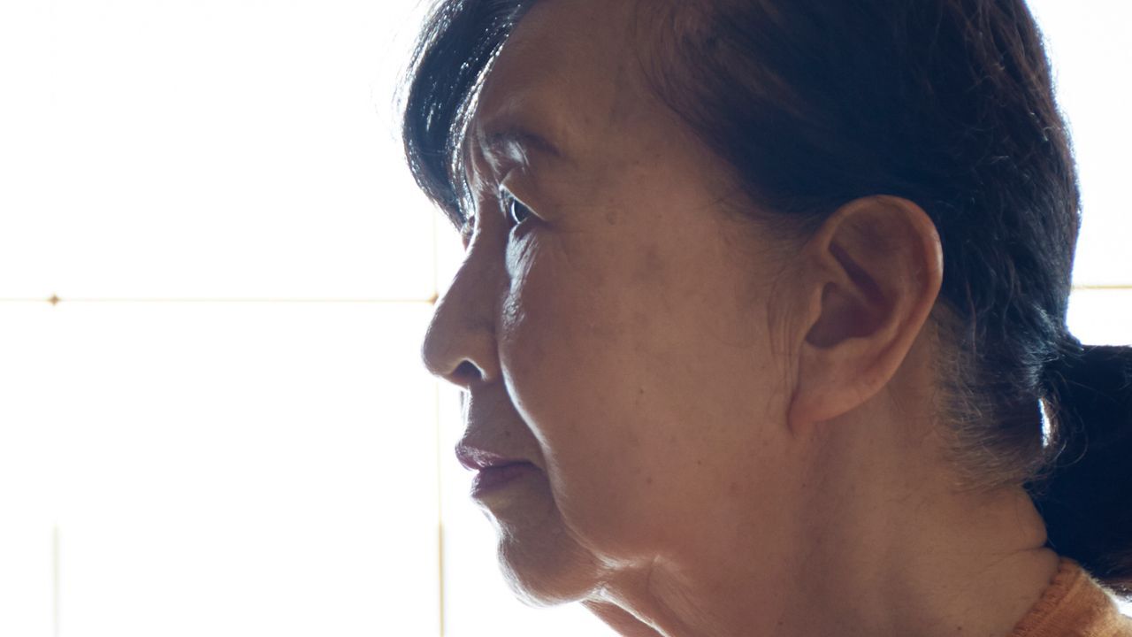 💔每月仅2万日元养老金，笑声更显孤单！76岁母亲的恐惧之夜。