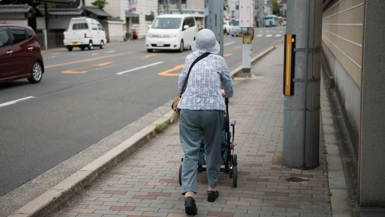 🆘 月入14万，独居女崩溃：撑不下去了！