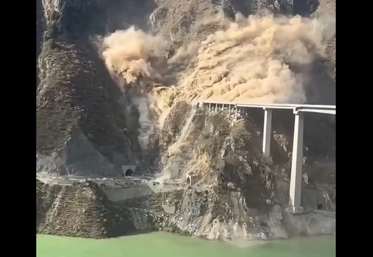 💥新桥塌了？！刚完工就崩了，这…太惊了！
