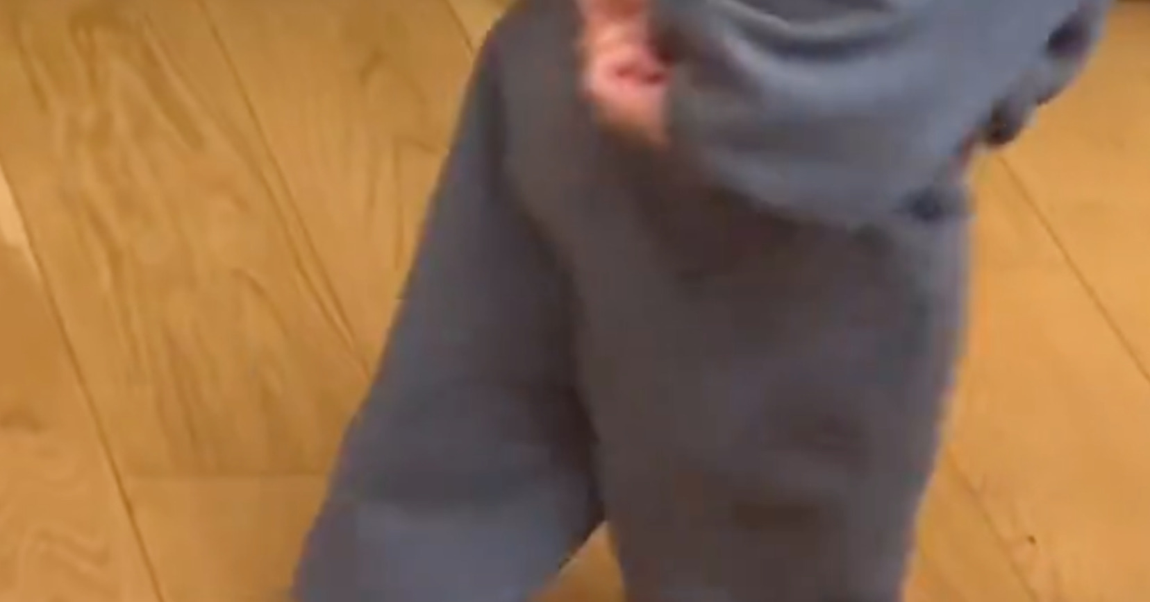 👶萌翻了！1岁娃“巡视”走红，简直犯规！