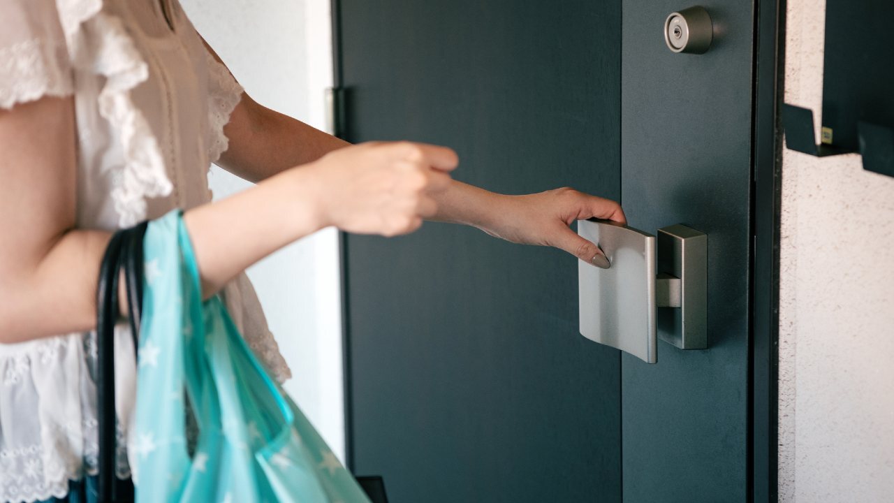 💔妈，我真的撑不住了！47岁女儿狠心离家，只为摆脱77岁妈的养老负担。