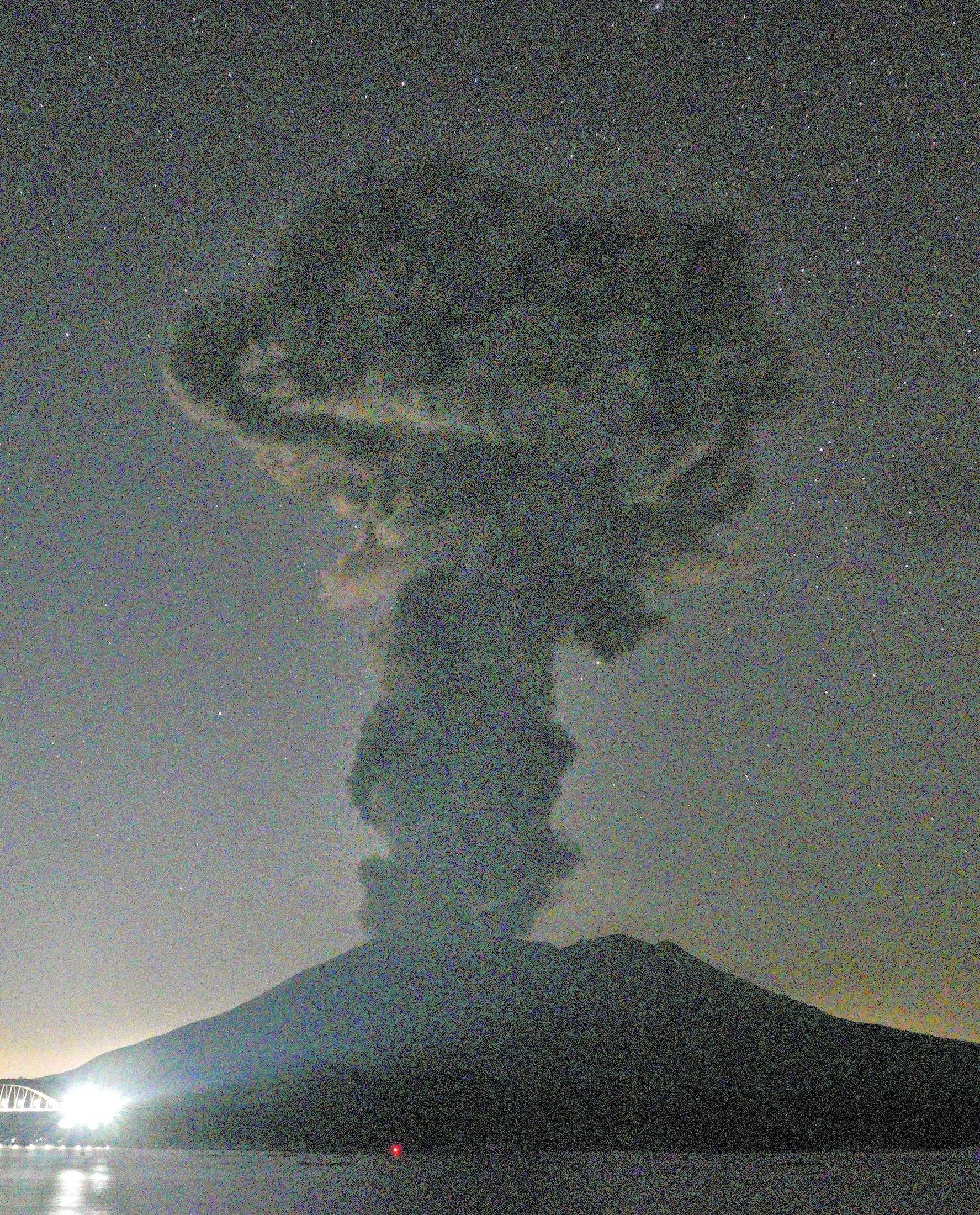 🌋樱岛火山爆发！火山灰冲上云霄！