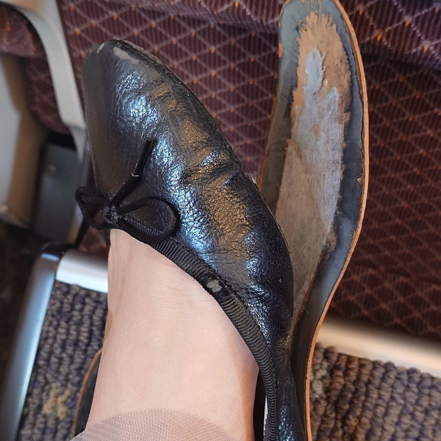 💥鞋坏了！车站大爷的“神操作”，笑到头掉！