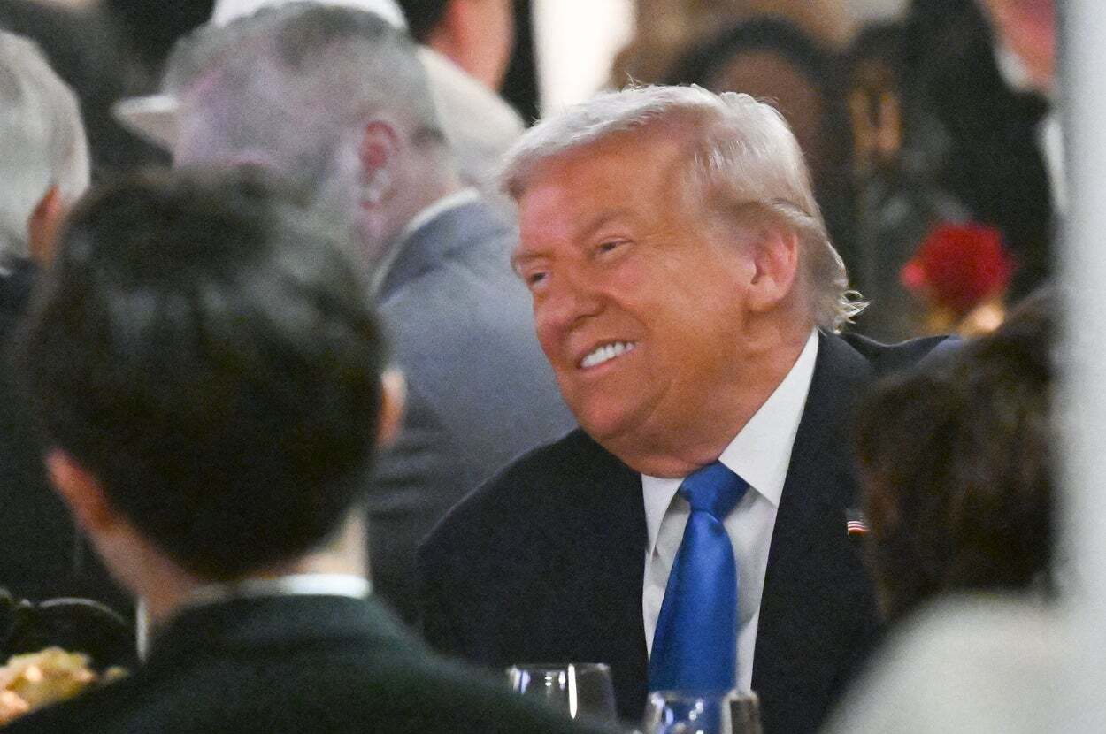 💥荒唐！特朗普挥金如土，百姓却要挨饿？