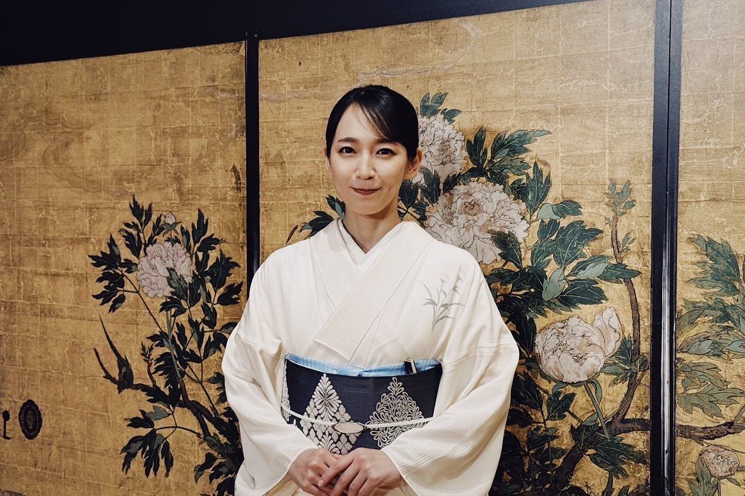 🔥32岁女星制服黑丝，这身材…我直接原地去世！