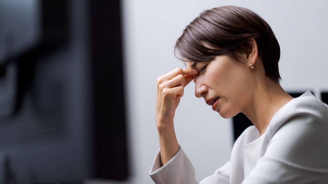 💥血泪教训！41岁单身女，800万存款全赔光！