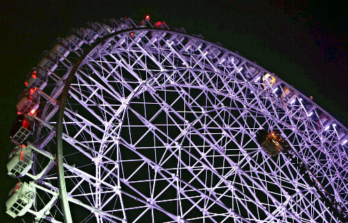 🎡惊！摩天轮突停，20人困高空，40人齐力“转”救人！