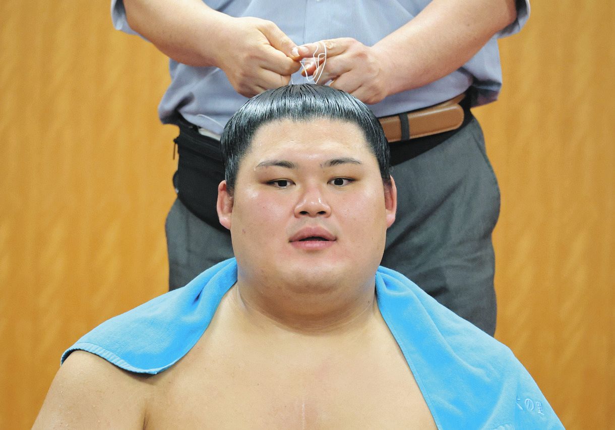 💥横纲摔倒！大相扑冠军竟意外受伤！