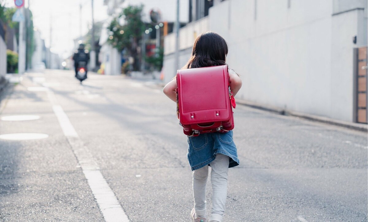 🎒小学生书包，重得要命！这锅谁背？