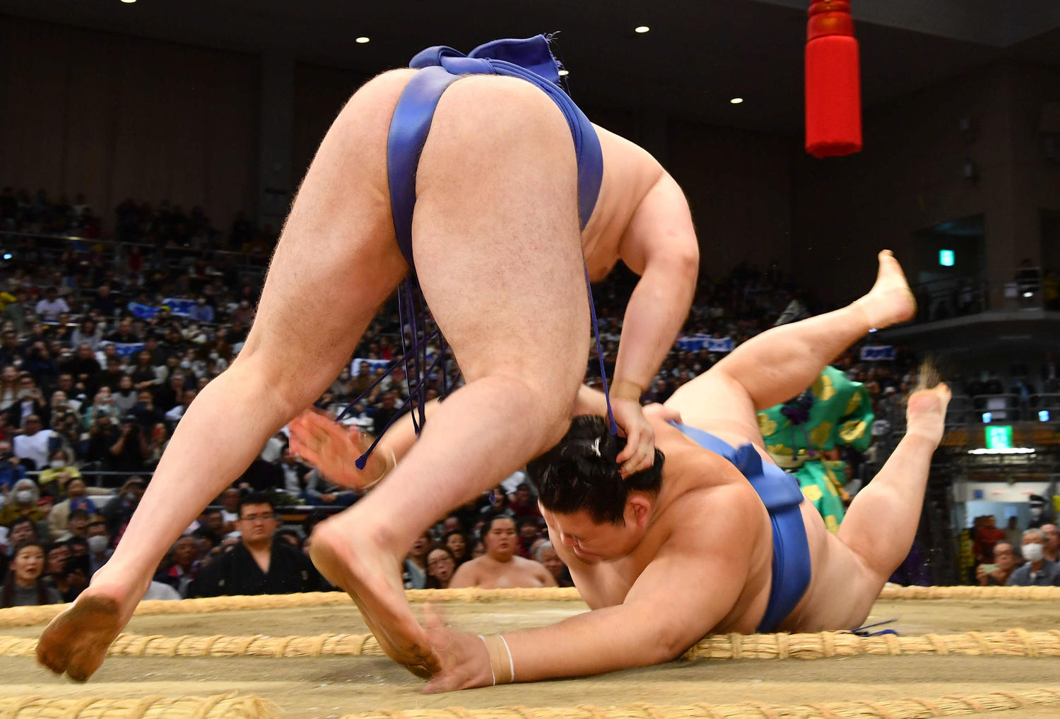 💥摔倒边缘！她承认：我输了！💥