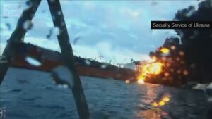 💥俄油轮遭袭！乌克兰反击，炸翻“影子舰队”！ 封面