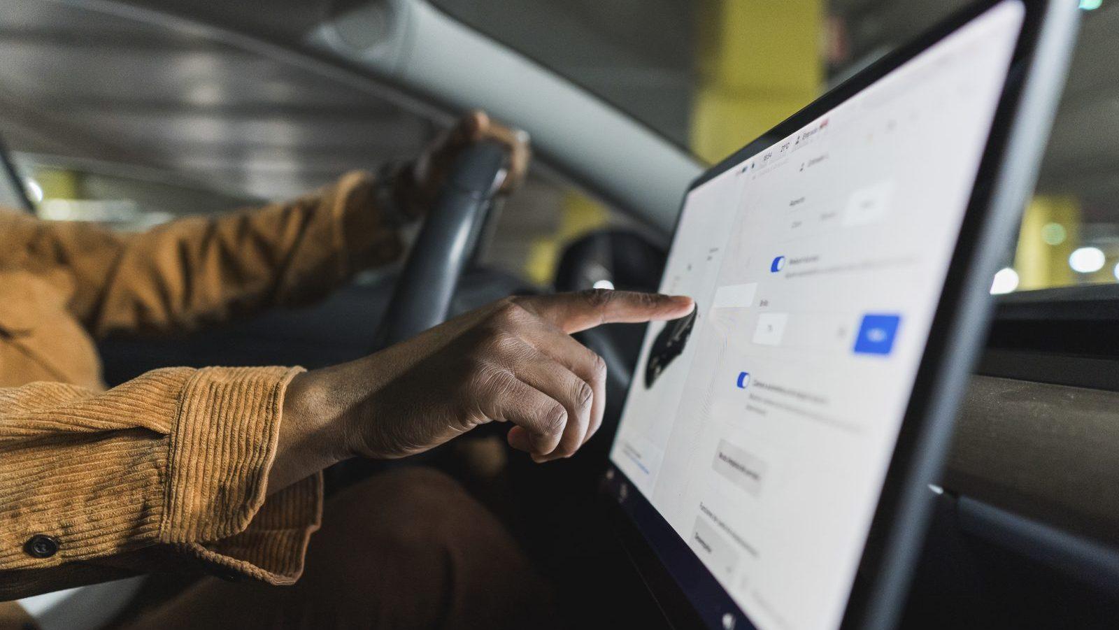 🚗 物理按键卷土重来？汽车界的“反转”大戏！