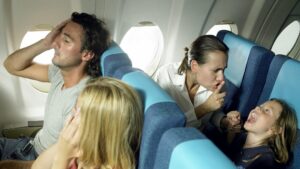 👶💥飞机上熊孩子狂踢人，家长还当没发生！🤬 封面