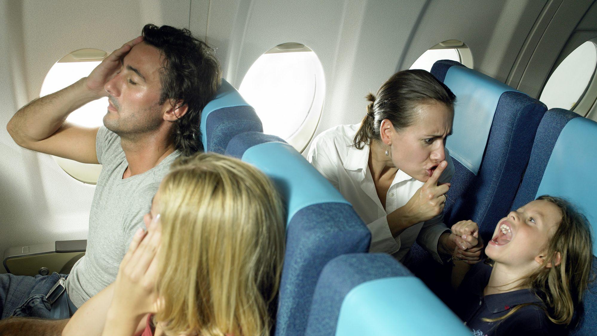 👶💥飞机上熊孩子狂踢人，家长还当没发生！🤬