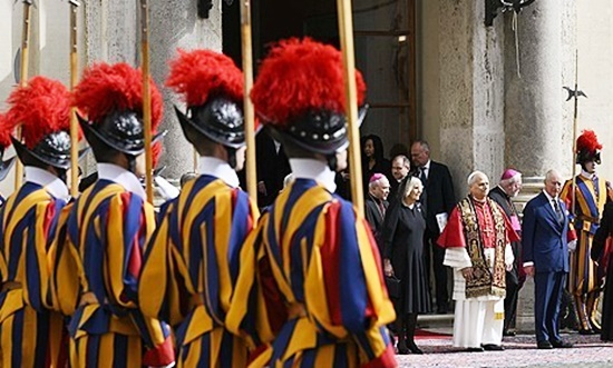 🚨梵蒂冈卫兵竟对犹太女子吐口水！震惊！