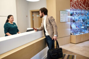 💥预订酒店被偷偷取消？小心！🏨 封面