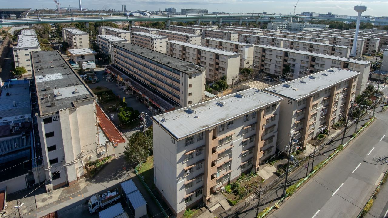 🏠️ 告别大屋，泪洒小家：60岁夫妻的“房”途逆转！