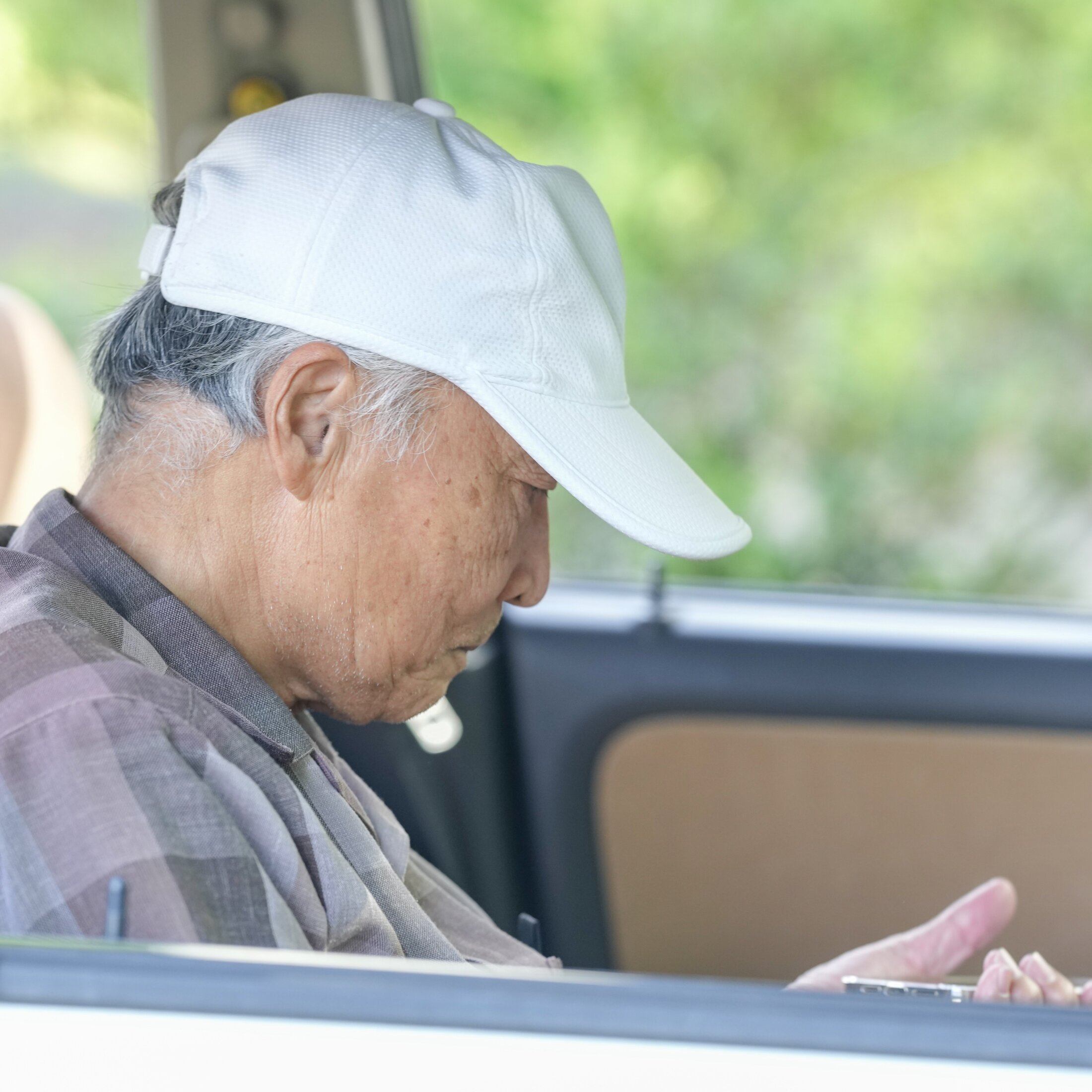 🚗 81岁老爸不交车驾照，只为见心仪的她！