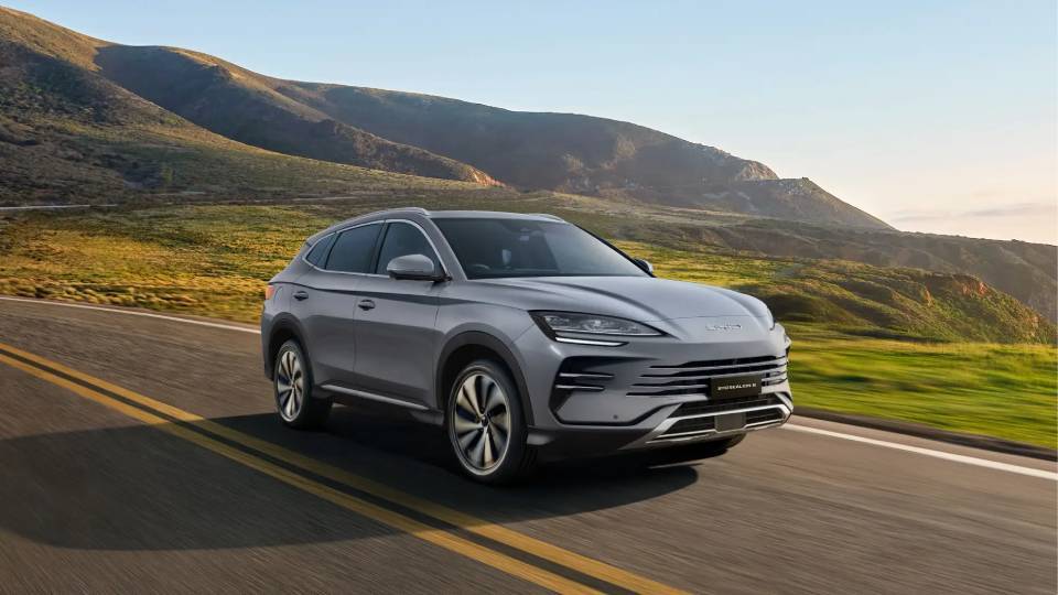 💥国产BYD真香！日本首款插电混动，竟比本土车便宜100万！