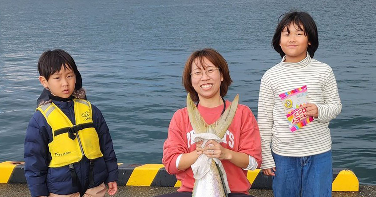 🎣😱 巨物出水！老婆子钓上比孩子还大的怪鱼！