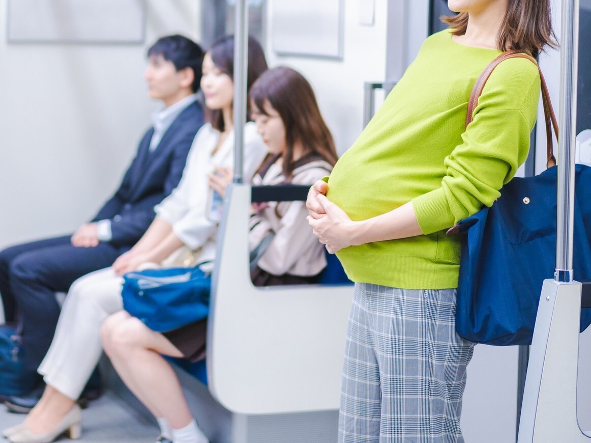 🤰孕妇求座遇冷！网友怒炸锅，9千+评论引爆争论！