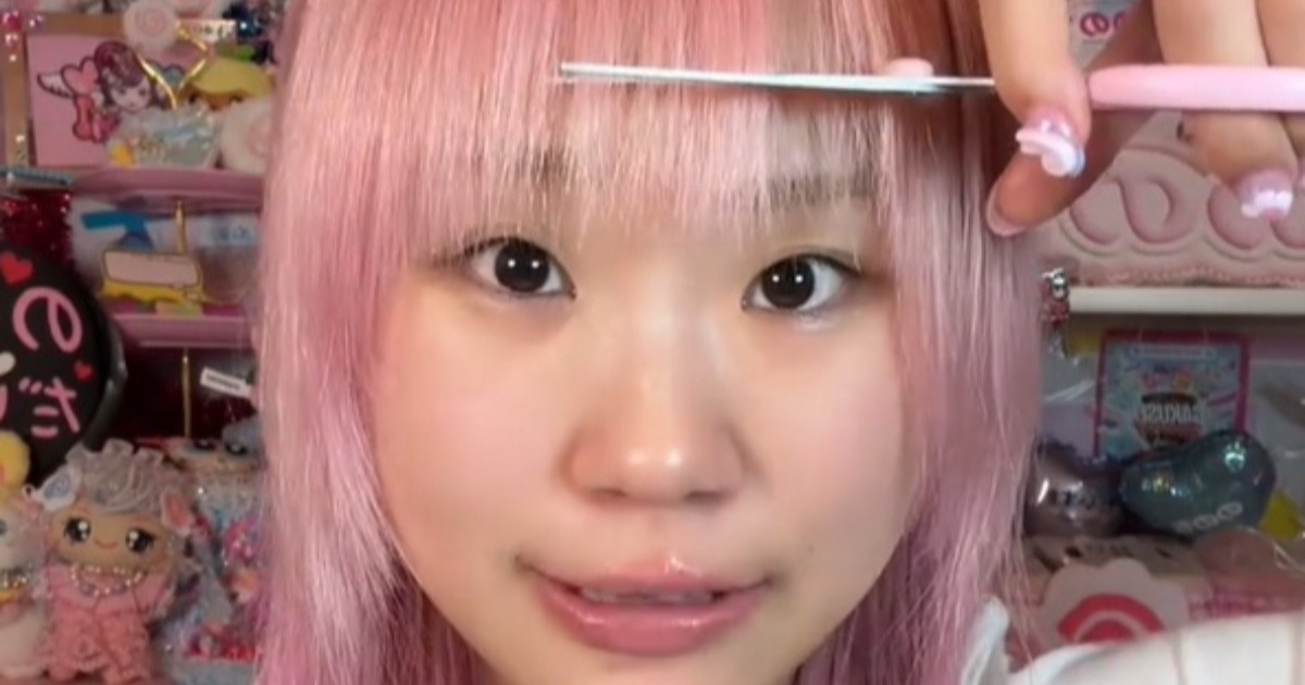💇‍♀️ 绝了！粉发妹自剪齐刘海，美到窒息！