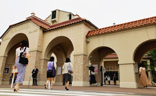 🌸宝塚票难抢！粉丝团购花礼，暗藏玄机？