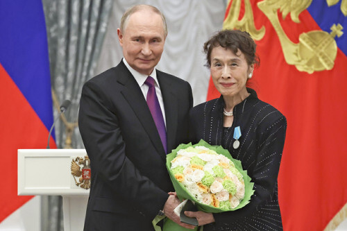 🎖️普京给“莫斯科之爱”女优颁奖？这操作…！