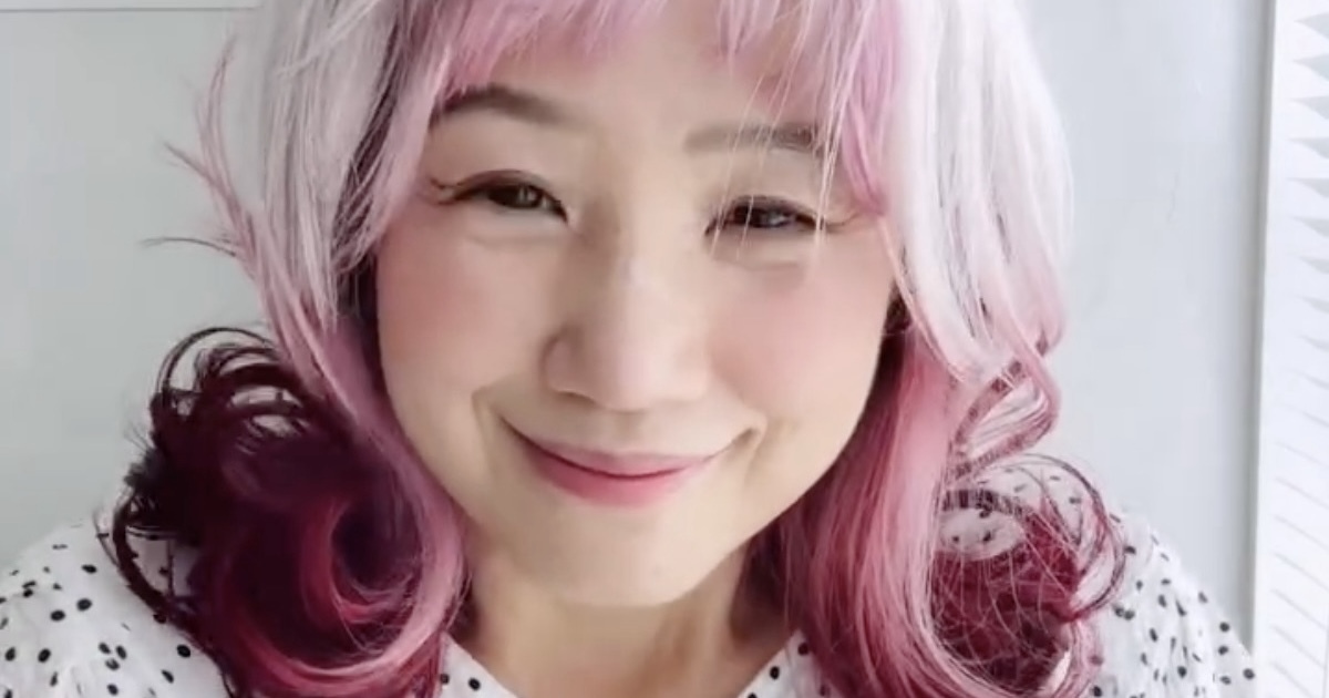 💥52岁逆龄神颜？染红白发后的惊人变化！🌸