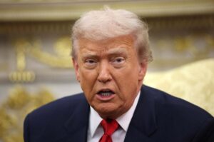 💥特朗普失控！狂喷记者，瞬间炸裂！ 封面