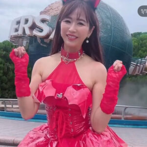 💥50岁阿姨Cosplay迪士尼，网友：惊呆了！/ 妈呀，这活力！ 封面