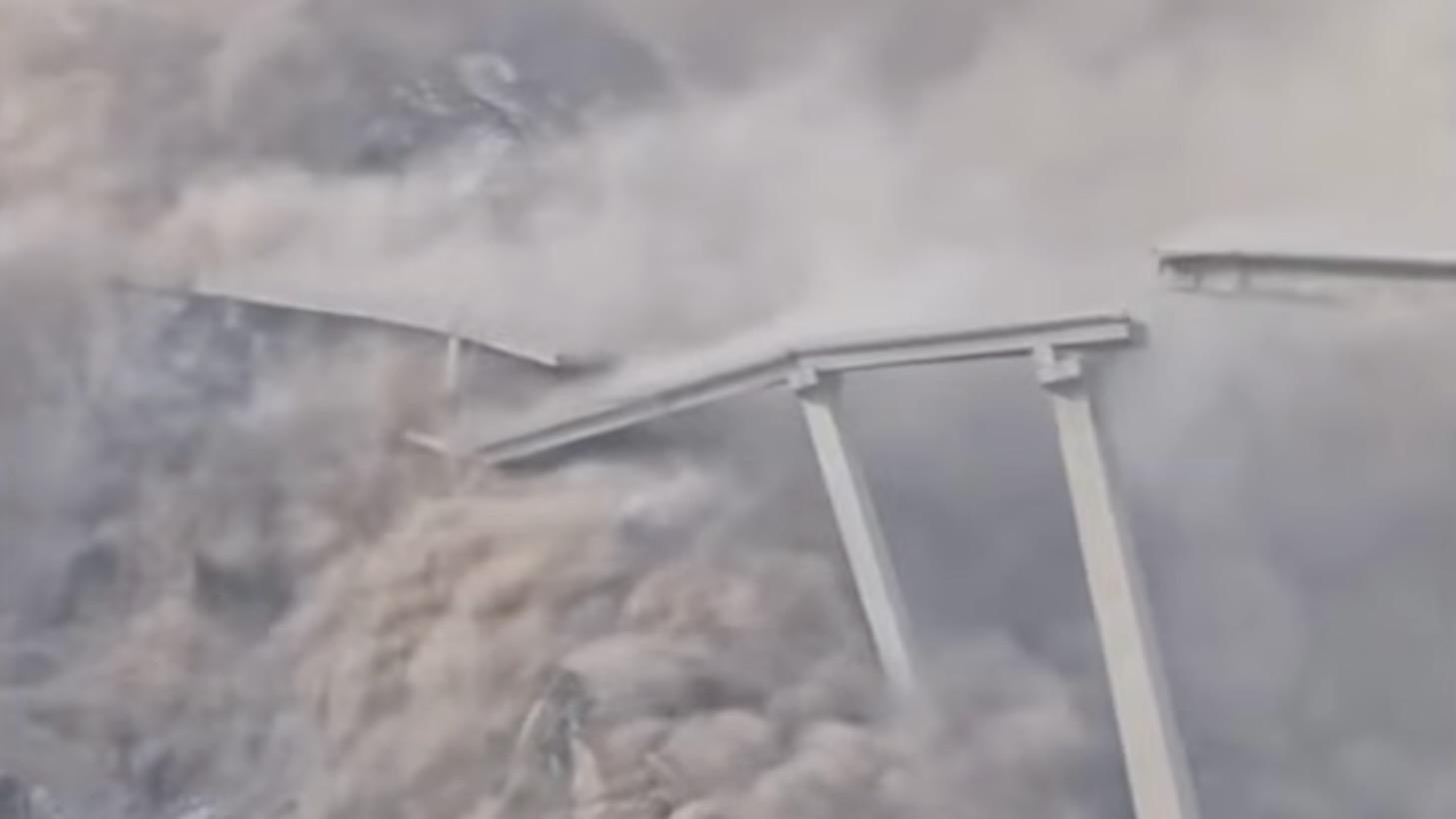 🌉 新桥崩塌！川省“云中桥”通车即毁，触目惊心！