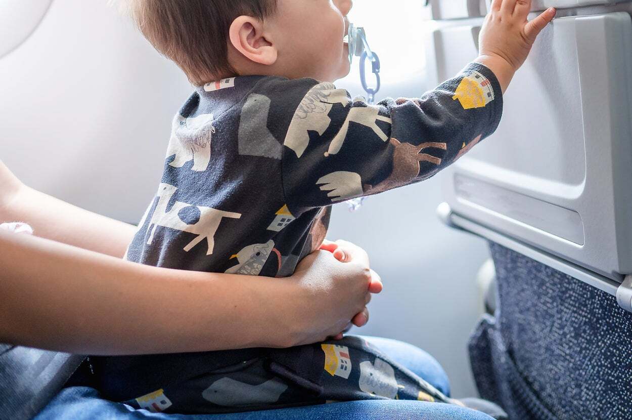 👶飞机上惊魂！孩子举动惹怒男乘客，妈妈却笑了？😱