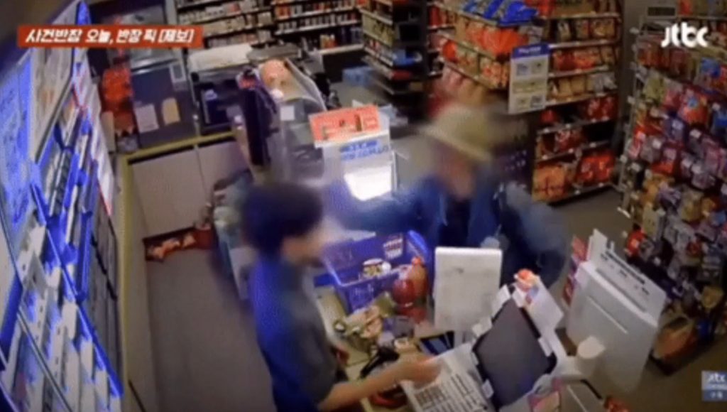 💥怒火中烧！韩国便利店，大叔打人被举报！